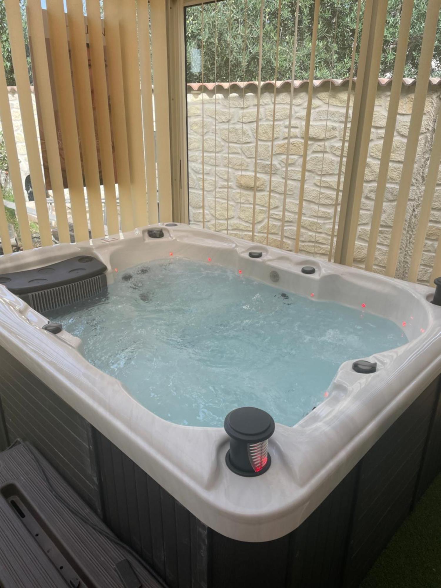 Houdarling Chalet Et Spa Hammam Jacuzzi Et Sauna Nimes Exterior foto